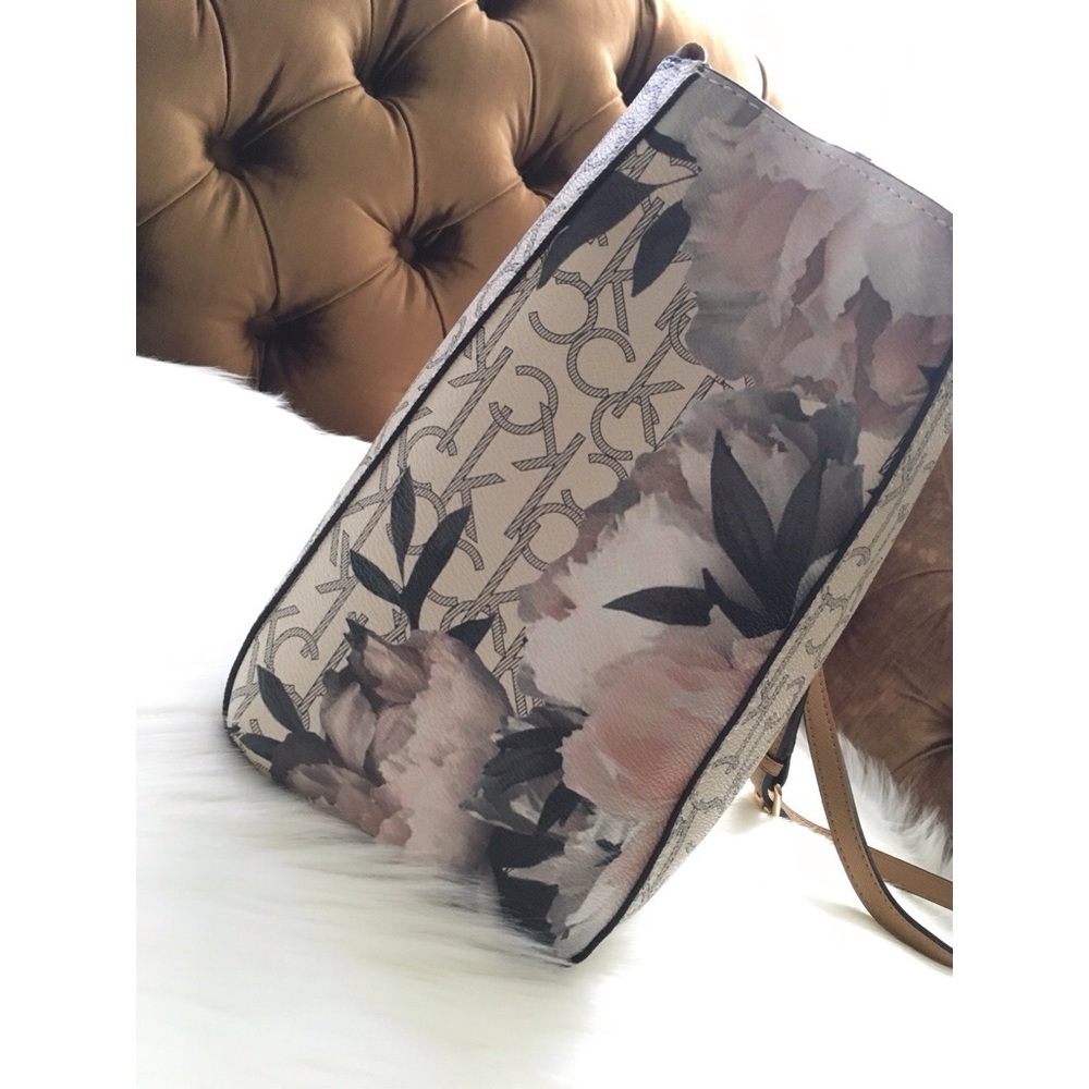 ββSOLDββCalvin Klein Unique Handbag - Picture 6 of 7